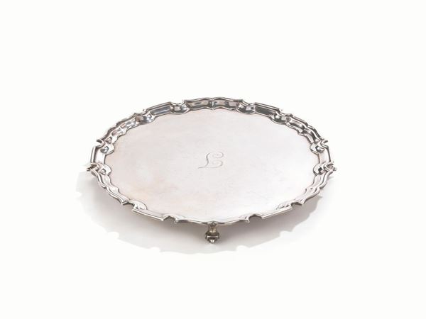   SALVER, CITTA' DI SHEFFIELD, 1938 , ARGENTIERE CHARLES WILLIAM FLETCHER&nbsp;di forma circolare sagomata, quattro piedini a ricciolo, diam. cm 26, g 630