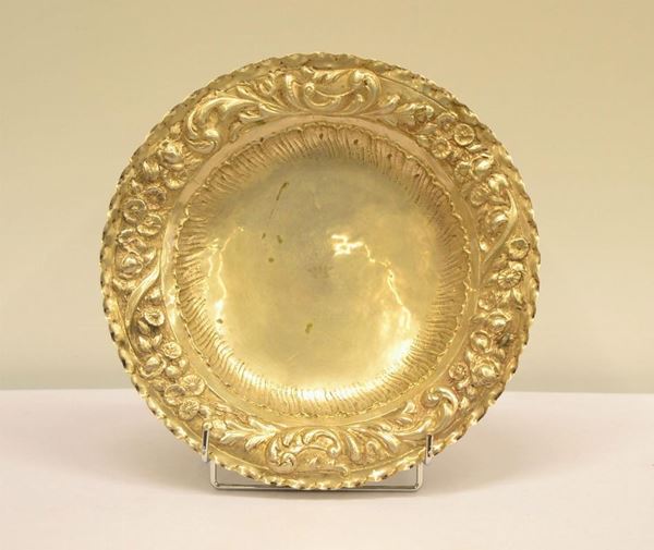  Piatto centrotavola, inizi sec. XX in argento   - Asta Gioielli, argenti, modernariato, mobili e dipinti - Poggio Bracciolini Casa d'Aste