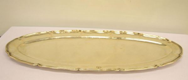   Pescera, sec XX , in argento di forma ovale , con bordo sagomato e scanalato, cm 66x29, g 1390           