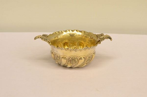   Ecuelle , sec. XX  in argento sterling  con orlo festonato, anse ricurve modellate con foglie d'acanto, g.277      