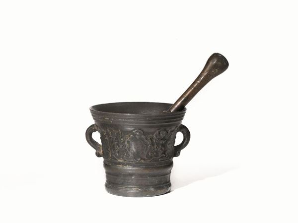 MORTAIO CON PESTELLO, SECOLO XVIII in bronzo, du anse a volute, alt. cm 13,5