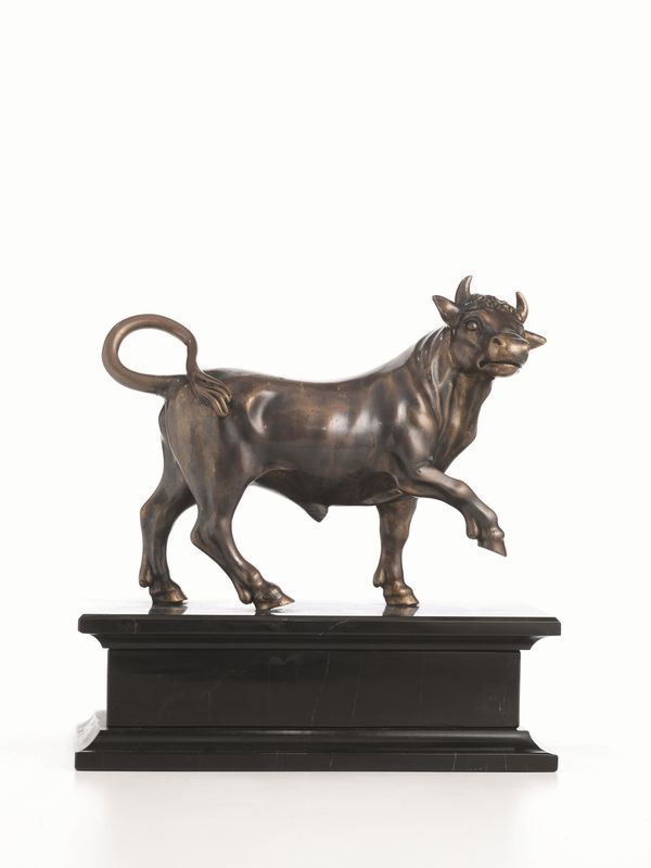 SCULTURA, TOSCANA, SECOLO XVII in bronzo modellata come un toro, alla maniera del Susini, alt. cm 22, lungh. cm 29, su alta base a pilastro in marmo ner