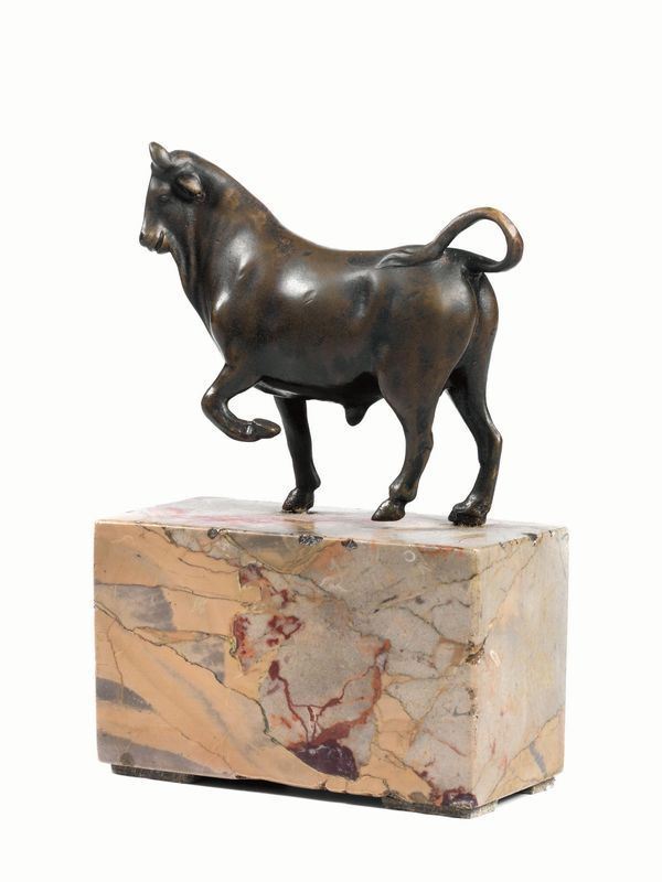  Piccola scultura, sec. XVII,  in bronzo modellata come un toro, da un originale del Susini, cm 9,2x10,5, su base in marmo 