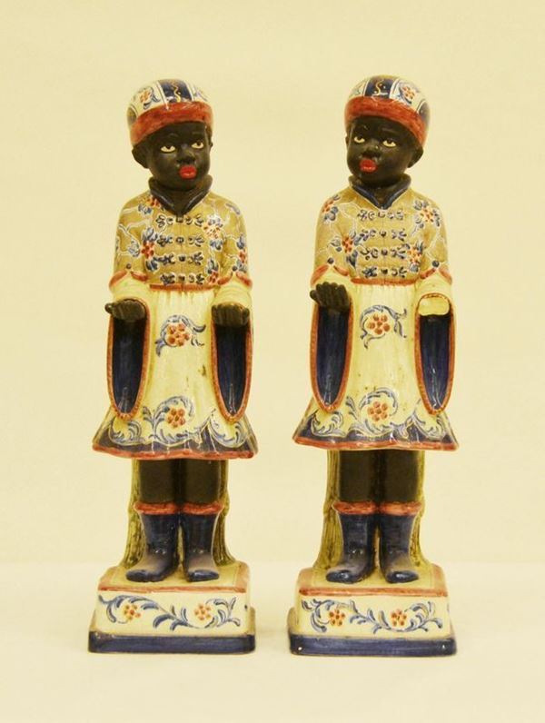  Coppia di sculture, sec. XIX, in porcellana policroma, MORI, alt. cm 46,  