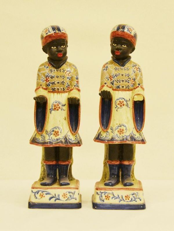  Coppia di sculture, sec. XIX, in porcellana policroma, MORI, alt. cm 46,  