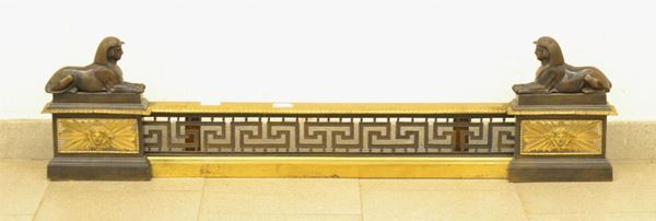 Fronte di camino, Impero, fine sec. XIX, parte centrale a forma di  ringhiera, laterali a colonna con sovrastanti due sfingi, cm 111x6x2