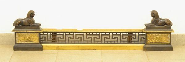 Fronte di camino, Impero, fine sec. XIX, parte centrale a forma di  ringhiera, laterali a colonna con sovrastanti due sfingi, cm 111x6x2