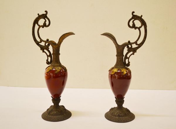  Due brocche, fine sec. XIX,  in metallo   - Asta Gioielli, argenti, modernariato, mobili e dipinti - Poggio Bracciolini Casa d'Aste