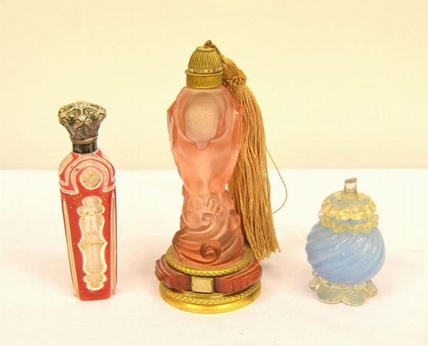  Tre bottiglie porta profumo, i vetro, metallo e argento   - Asta Gioielli, argenti, modernariato, mobili e dipinti - Poggio Bracciolini Casa d'Aste