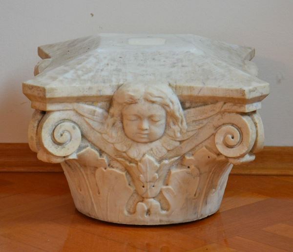  Capitello, sec. XVIII,  in marmo scolpito 