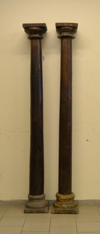  Coppia di colonne, sec. XVIII,  in noce, con basamento   - Asta Gioielli, argenti, modernariato, mobili e dipinti - Poggio Bracciolini Casa d'Aste