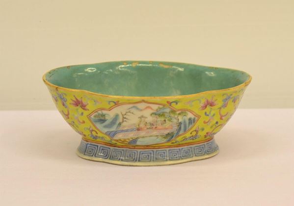  Piccolo vassoio, Cina, sec. XIX,  in porcellana decorata