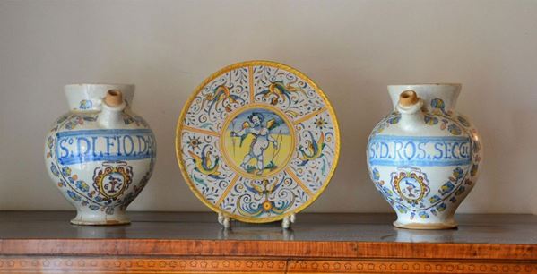  Due brocche e alzata, sec. XVIII,  in maiolica 