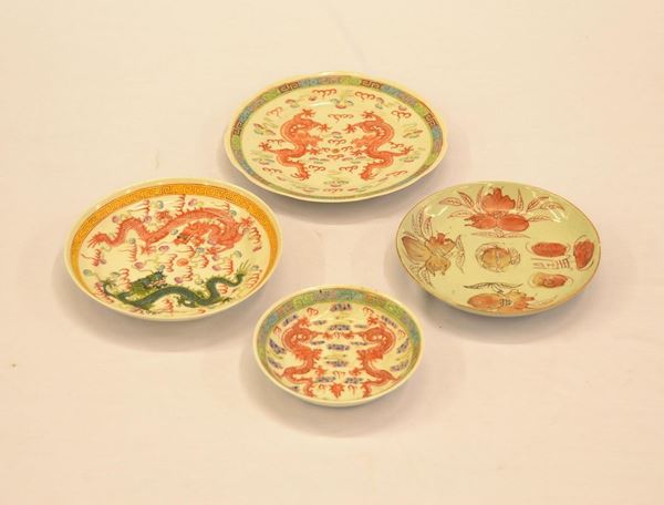  Quattro piattini, Cina, sec. XIX  e sec. XX,  in maiolica decorata