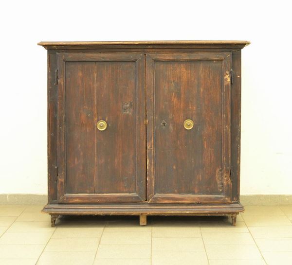  Credenza, Toscana, inizi sec. XX,  in castagno, a due sportelli,