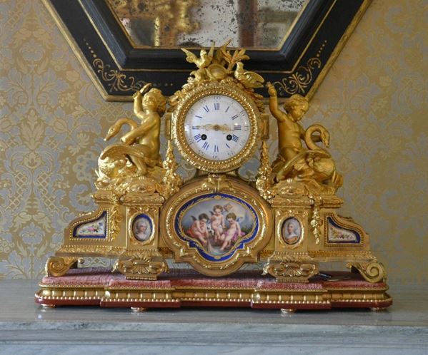        Orologio da tavolo, Francia, sec. XIX,  in metallo dorato, con mattonelle 