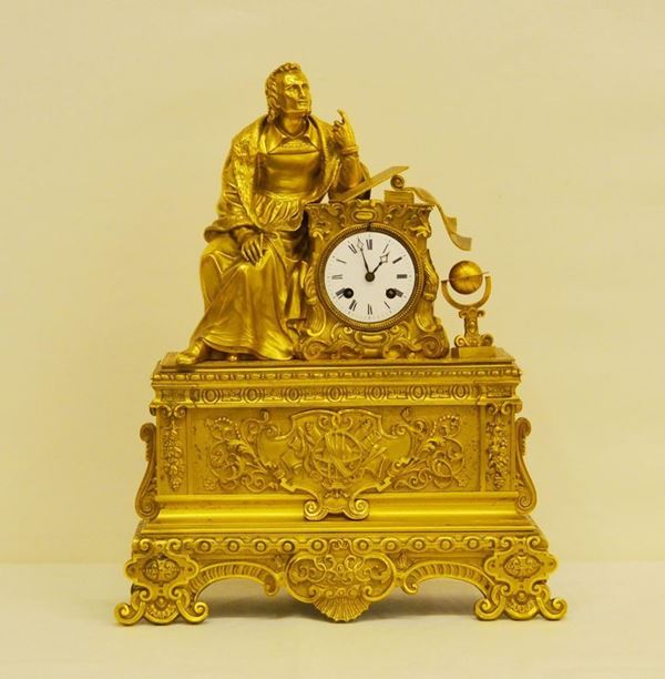  Orologio da tavolo, Francia, fine sec. XIX, in bronzo dorato e lavorato,  sovrastante FIGURA SEDUTA, cm 39x12x49                                                                           