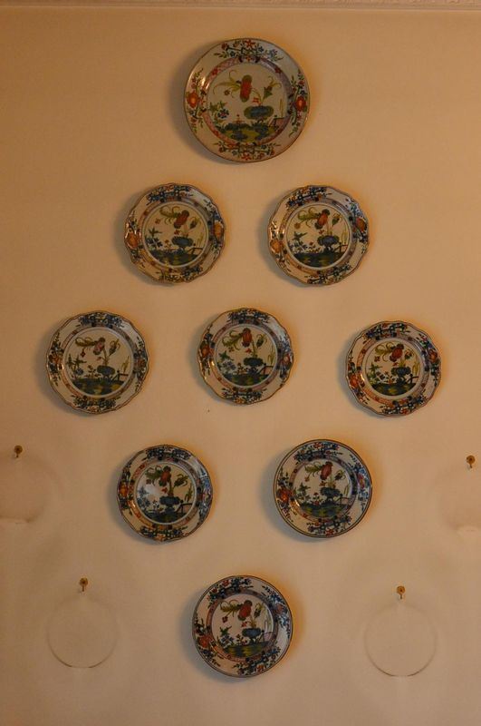  Nove piatti da parete, sec. XVIII,  in maiolica,