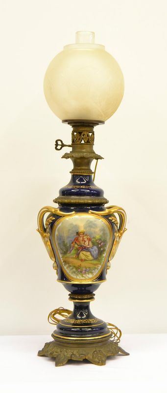  Lume a petrolio, Francia, inizi sec. XX,  in porcellana blu decorata a 