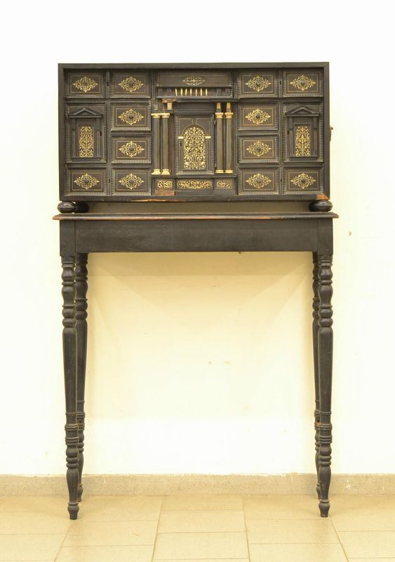  Monetiere, Toscana, sec. XVIII,  in legno ebanizzato con rapporti in 