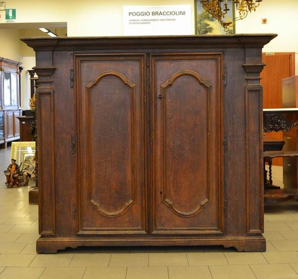  Mobile sagrestia, Toscana, sec. XVII,  in castagno, a quattro sportelli,