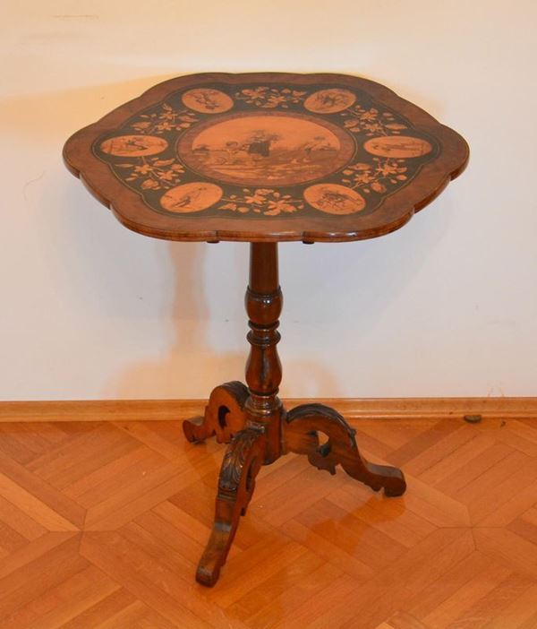  Tavolino, Inghilterra, sec. XIX,  in noce intarsiato,