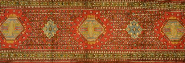  Galleria persiana Daghestan,  fondo rosso con medaglioni
