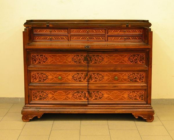  Cassettone, Veneto, sec.XVII,  in noce intarsiato,                            