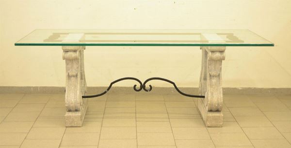  Tavolo, sec. XX,  piano in cristallo poggiante su due 
