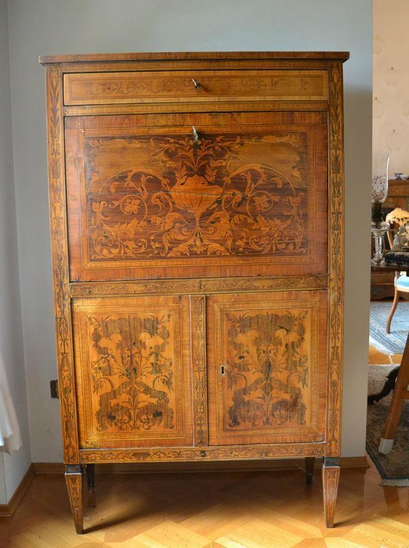  Secretaire, sec. XIX,  in noce intarsiato, tre sportelli