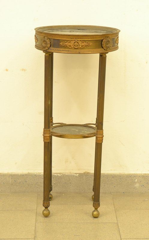  Gueridon, Francia, sec. XIX,  in bronzo, piano circolare in 