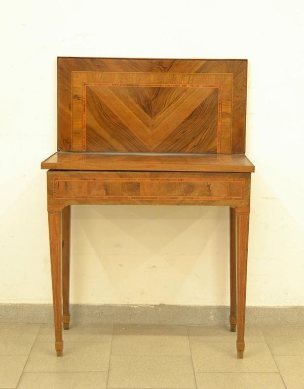  Tavolino da gioco, Toscana, sec. XVIII,  in noce filettato,   - Asta Gioielli, argenti, modernariato, mobili e dipinti - Poggio Bracciolini Casa d'Aste
