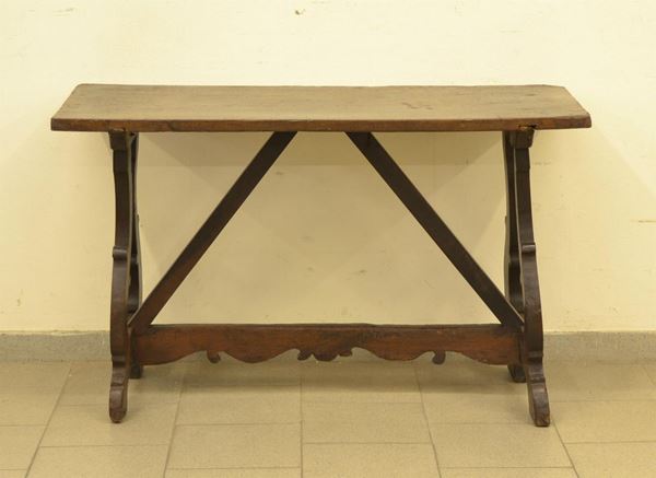  Tavolino, in stile emiliano del 700,  in noce, gambe a lira riunite da traversa, 