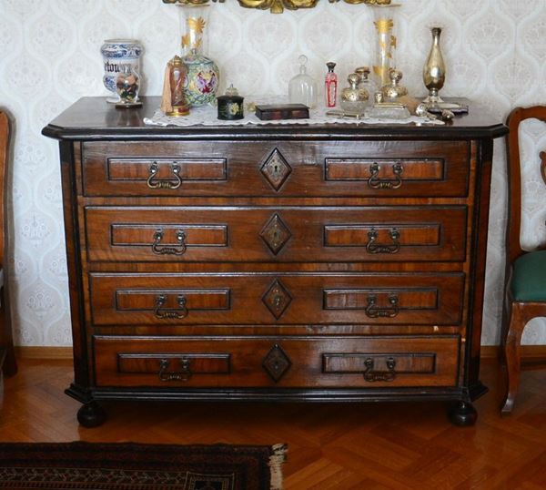  Cassettone, sec. XVIII,  in noce a quattro cassetti   - Asta Gioielli, argenti, modernariato, mobili e dipinti - Poggio Bracciolini Casa d'Aste