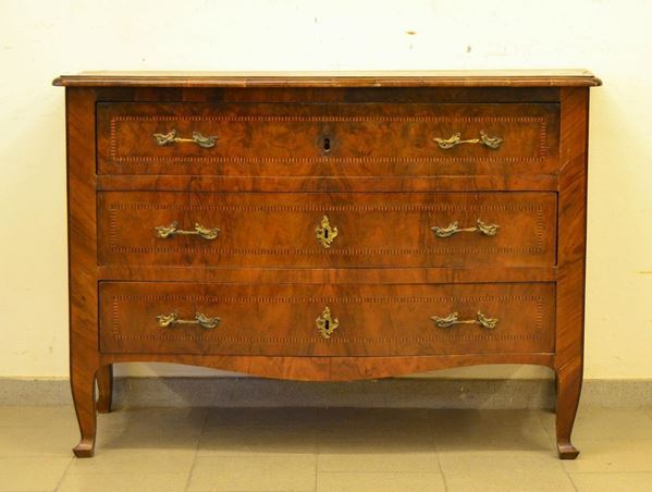  Cassettone, in stile 700,  in noce filettato, a tre cassetti, piano e   - Asta Gioielli, argenti, modernariato, mobili e dipinti - Poggio Bracciolini Casa d'Aste