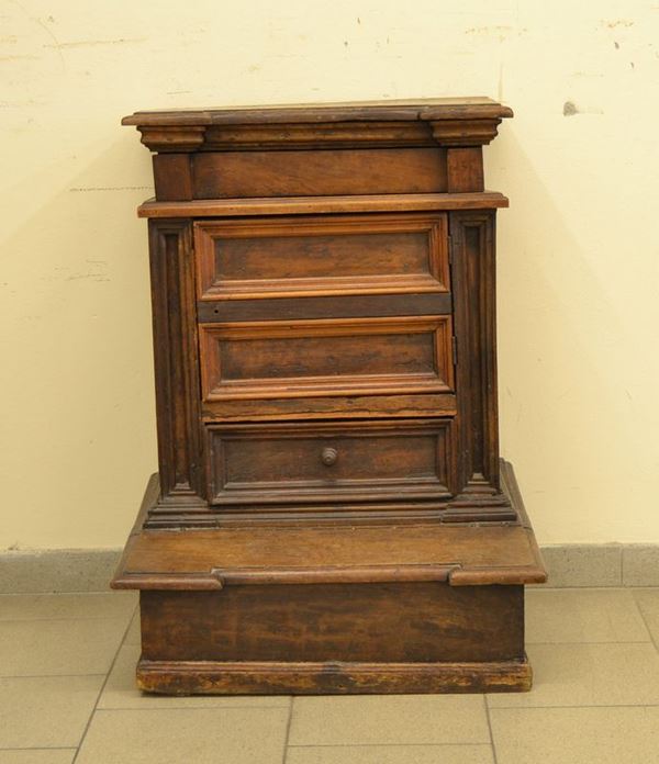   Inginocchiatoio, Toscana, sec. XVIII,  in noce, a due cassetti, uno sportello e piano da alzarsi, cm 66x53x88, difetti e restauri   - Asta Gioielli, argenti, modernariato, mobili e dipinti - Poggio Bracciolini Casa d'Aste