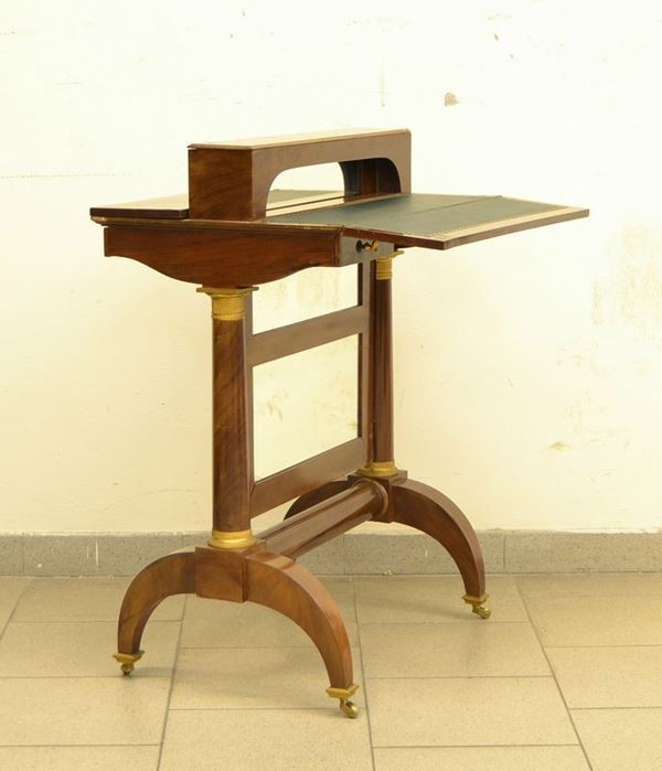   Toilette, Impero, sec. XIX , in noce, a due piani a ribalta,  quattro cassettini, sostegni a colonna con specchio centrale, rapporti in metallo dorato, cm 61x42x85, difetti   - Asta Gioielli, argenti, modernariato, mobili e dipinti - Poggio Bracciolini Casa d'Aste