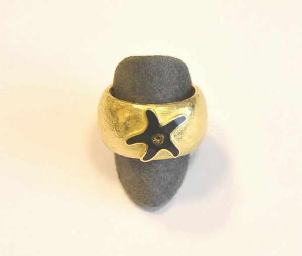 Anello in oro giallo e smalto