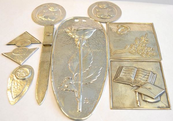 Ventisei piastre in argento 925 sbalzate&nbsp;&nbsp;&nbsp;&nbsp;&nbsp;&nbsp;&nbsp;&nbsp;&nbsp;&nbsp;&nbsp;&nbsp;&nbsp;&nbsp;&nbsp;&nbsp;&nbsp;&nbsp;&nbsp;&nbsp;&nbsp;&nbsp;&nbsp;&nbsp;&nbsp;&nbsp;&nbsp;&nbsp;&nbsp;&nbsp;&nbsp;&nbsp;&nbsp;&nbsp;