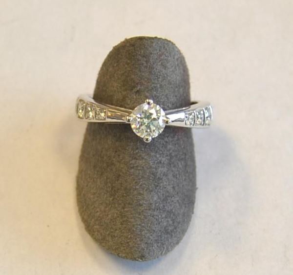 Anello in oro bianco e diamante