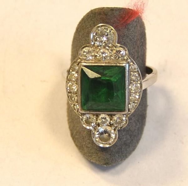 Anello in oro bianco, diamanti e pietre di colore