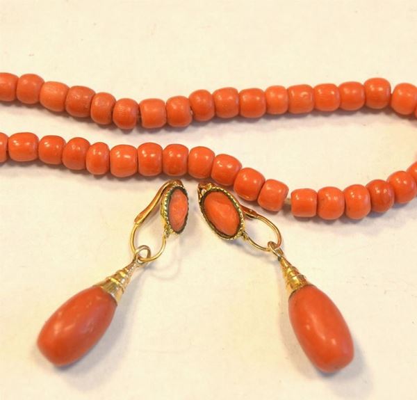 Paio di orecchini in oro a basso titolo e corallo  - Asta Antiquariato, Collezionismo & Gioielli - Poggio Bracciolini Casa d'Aste