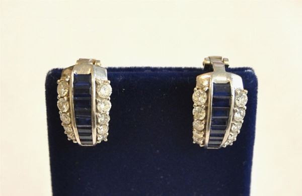 Paio di orecchini in oro bianco,diamanti e zaffiri  - Asta Antiquariato, Collezionismo & Gioielli - Poggio Bracciolini Casa d'Aste