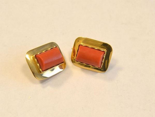Paio di orecchini, in oro giallo e corallo&nbsp;&nbsp;&nbsp;&nbsp;&nbsp;&nbsp;&nbsp;&nbsp;&nbsp;&nbsp;&nbsp;&nbsp;&nbsp;&nbsp;&nbsp;&nbsp;&nbsp;&nbsp;&nbsp;&nbsp;&nbsp;&nbsp;&nbsp;&nbsp;&nbsp;&nbsp;&nbsp;&nbsp;&nbsp;&nbsp;&nbsp;&nbsp;