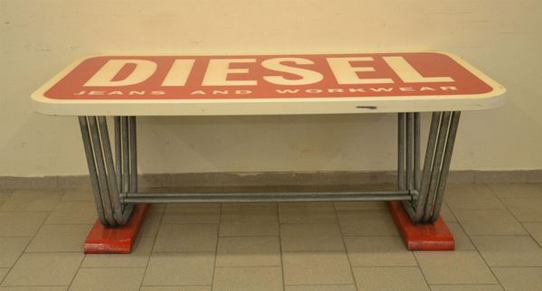 Tavolo scrivania, anni 80, in metallo, plastica e legno, piano