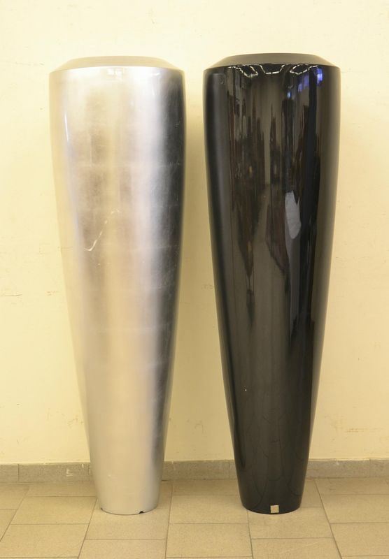 Due portavasi, produzione VG, in resina smaltata  - Asta Antiquariato, Collezionismo & Gioielli - Poggio Bracciolini Casa d'Aste