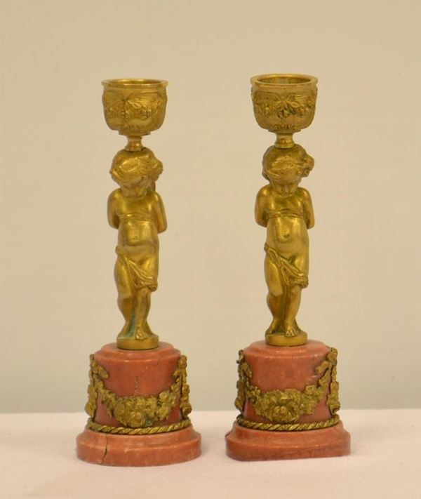 Coppia di candelieri, inizi sec. XX, in bronzo a