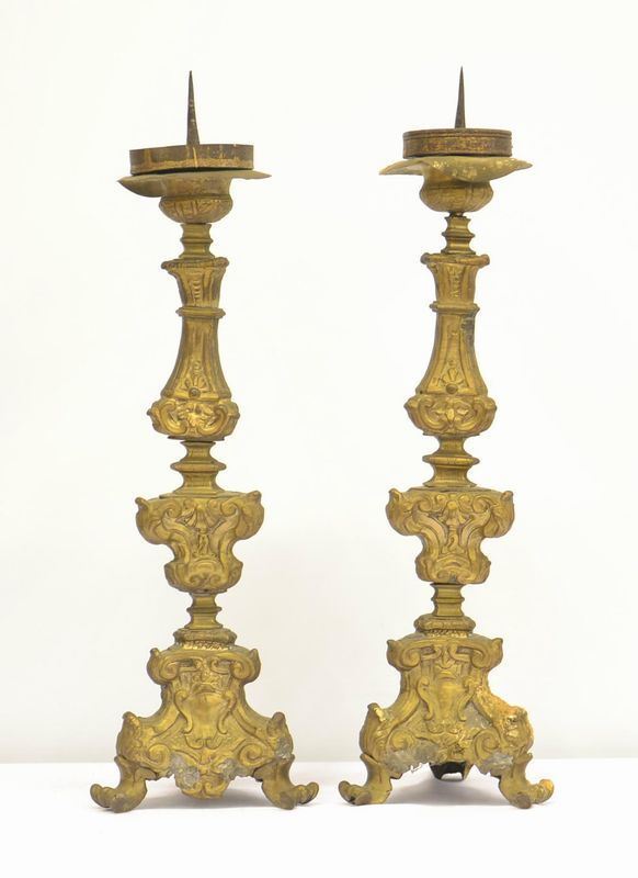 Coppia di candelieri, sec. XVIII, in metallo sbalzato a