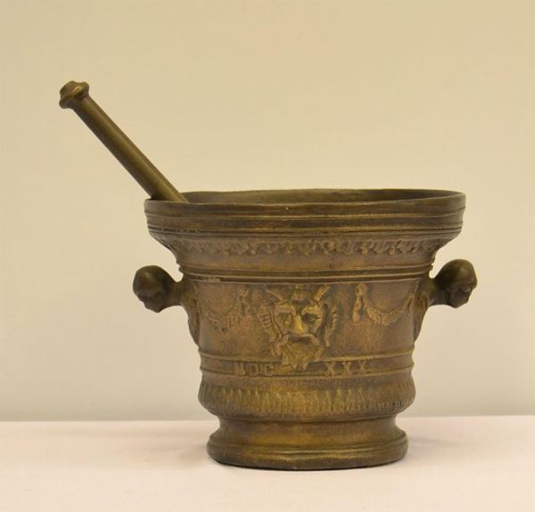 Mortaio con pestello, sec. XIX, in bronzo,