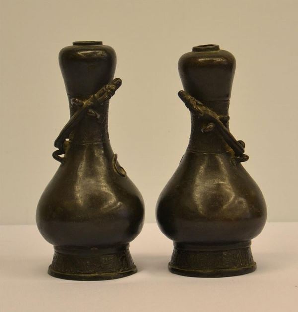 Coppia di vasi, sec. XVIII, in bronzo inciso,